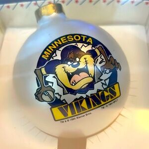 Minnesota Vikings - NFL vintage Tasmanian devil looney tunes. Christmas ornament